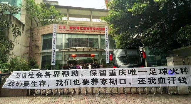 德拉古辛目前的解约金是3000万欧元，除了巴萨外，一些英超球队也对他感兴趣。
